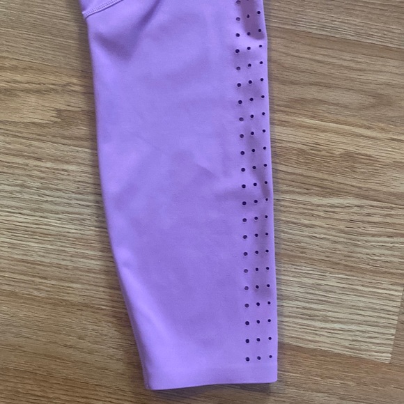Athleta Women’s Size MP Purple Contender Laser Cut 7/8 Leggings with Zip Pockets - Picture 10 of 10